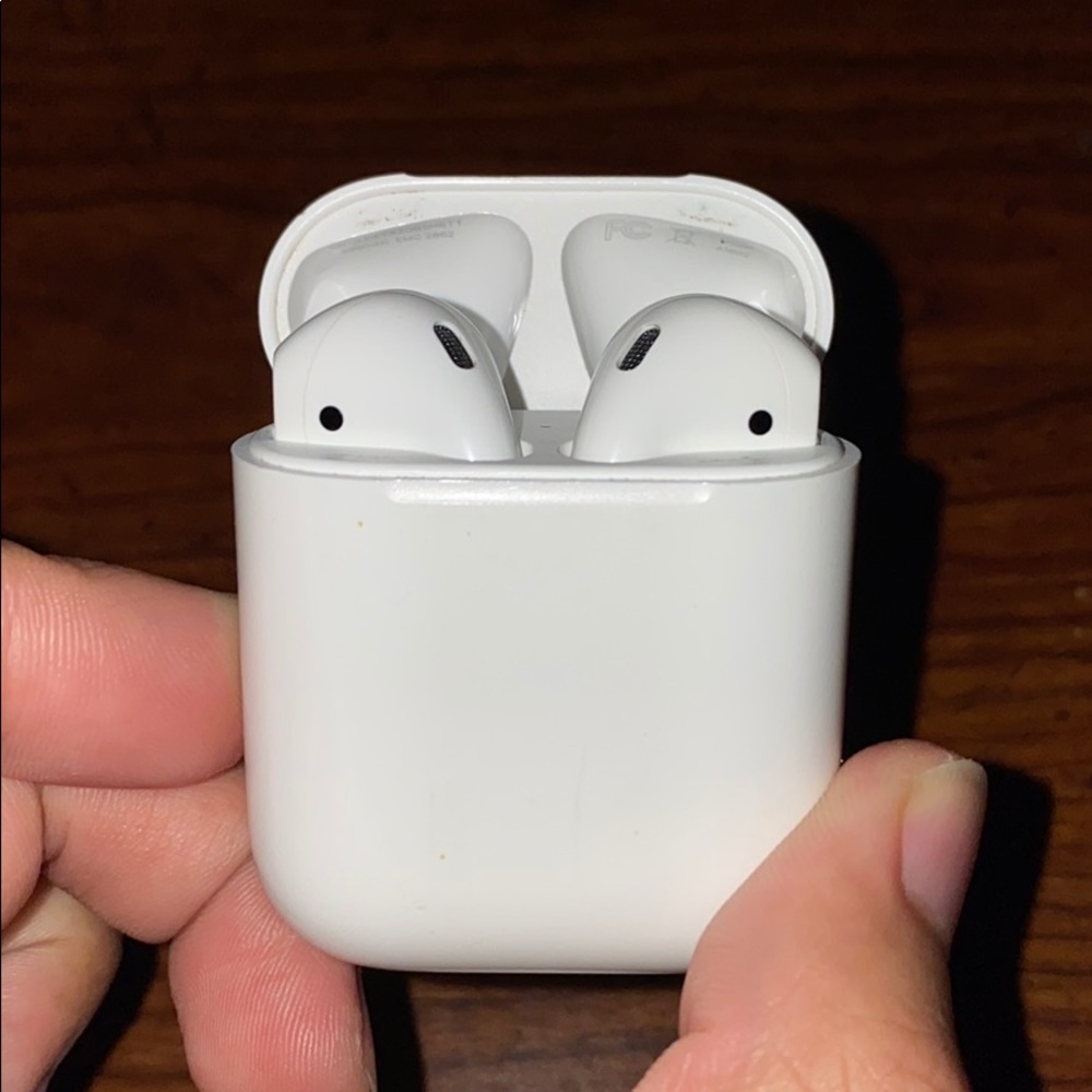 AirPods (1st Gen)